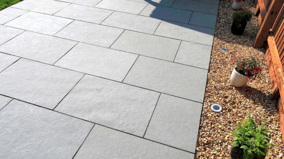 7 Jenis Batu Alam untuk Lantai Halaman Rumah yang Cantik dan Tahan Lama